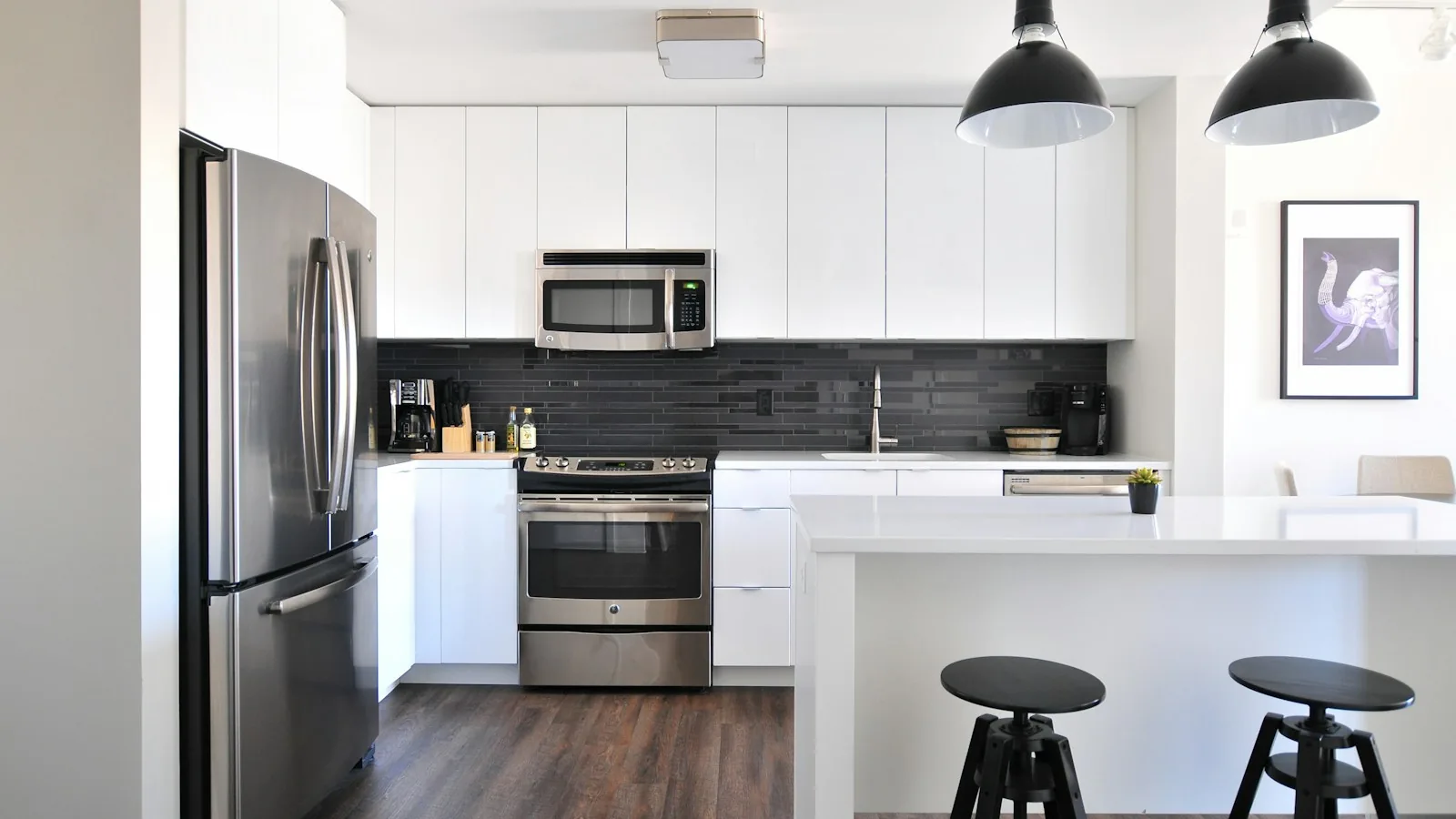 Move-Out Cleaning Checklist for Tampa Rentals and Homes Bright, spotless modern kitchen ready for move-out after a deep clean